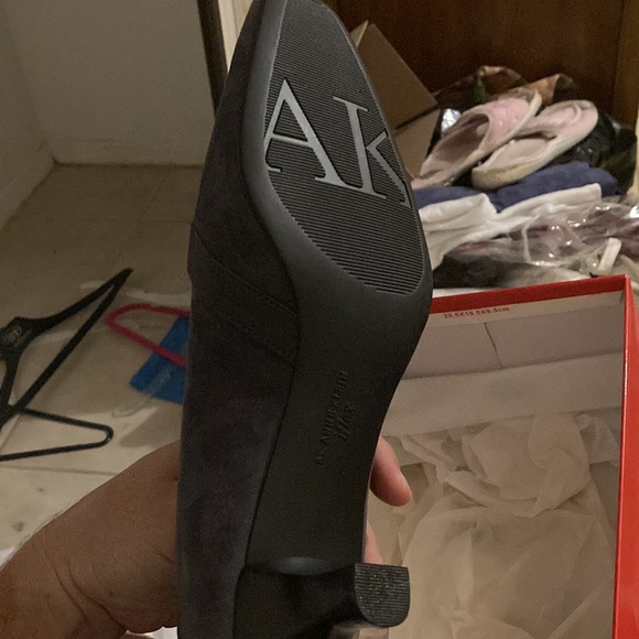 Brand New (never worn) Anne Kline 8 1/2 Women’s Sued High Heals. - Picture 3 of 4